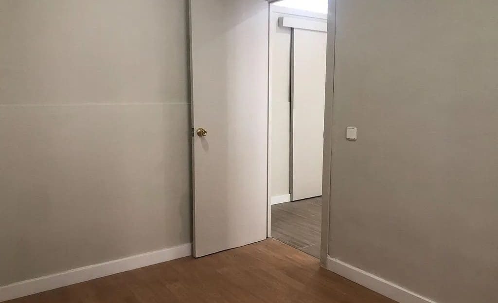 Комната с деревянным полом и выходом в коридор