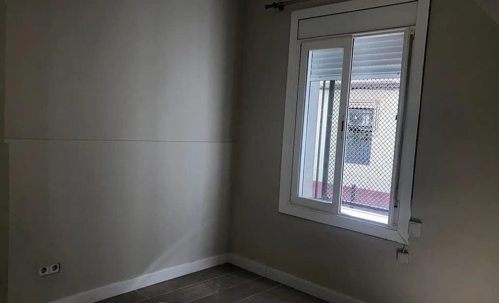 Светлая спальня с окном в квартире рядом с вокзалом Сантс