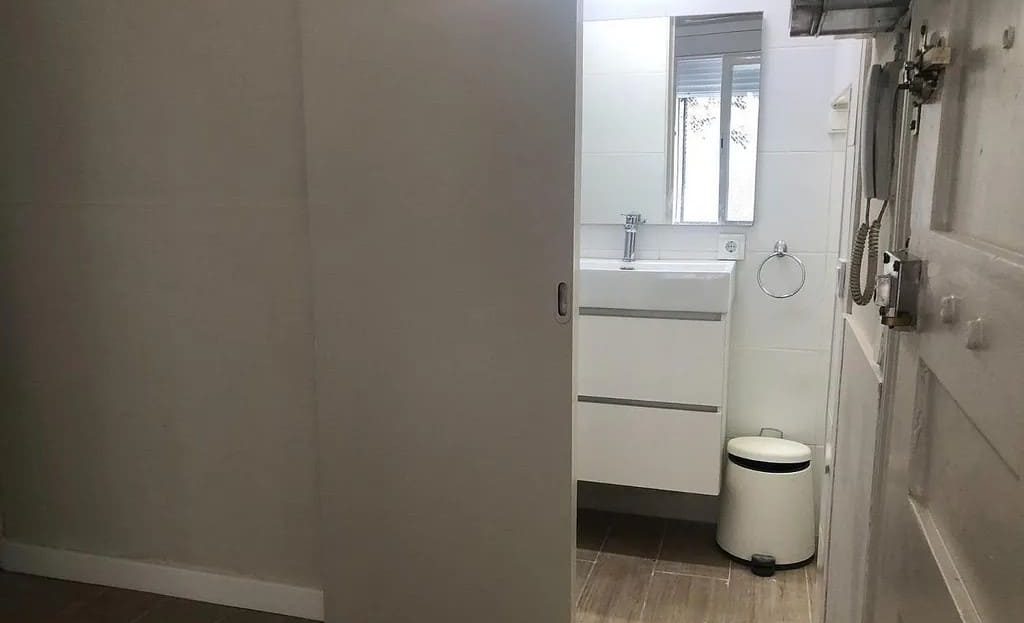 Ванная комната с душем и современной сантехникой