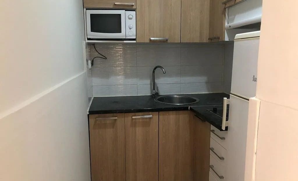 Компактная кухня с встроенной мебелью и техникой