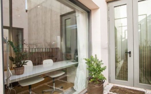 Продается квартира в отреставрированном здание в Барселоне