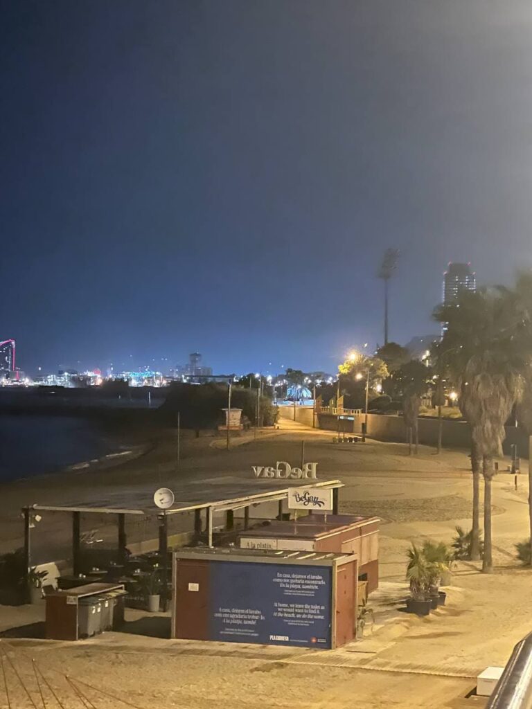 районе Побленоу в Барселоне пляж