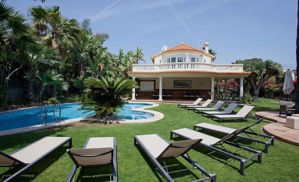 Роскошная вилла на первой линии моря с бассейном и садом в Ситжесе