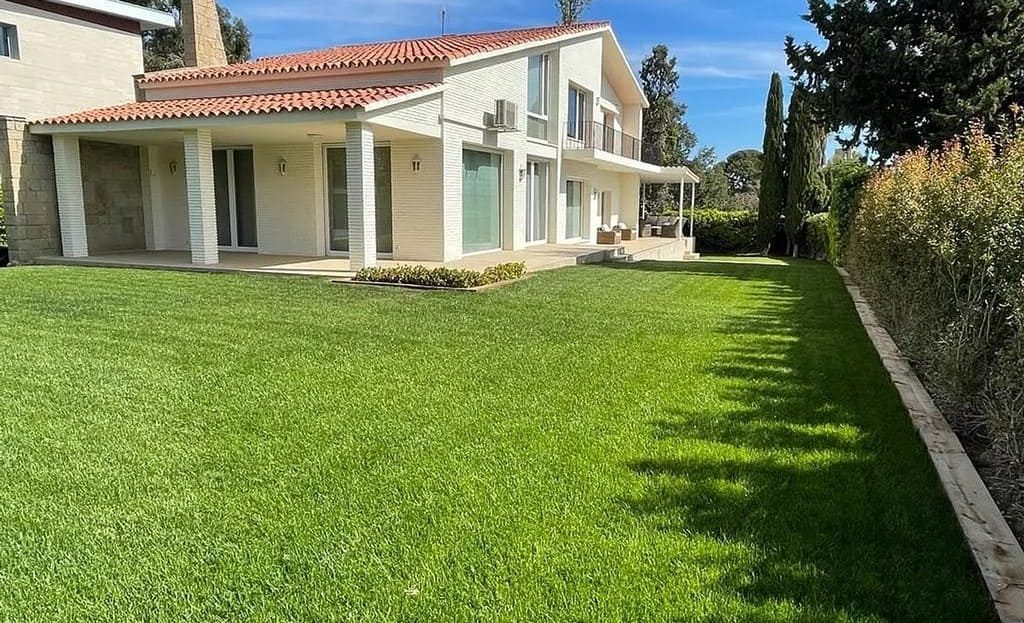 Сад и фасад виллы в Педральбесе, Барселона