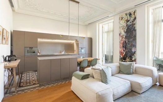 Просторная гостиная с кухней открытой планировки в Casa Burés