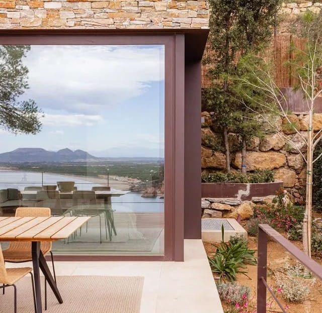 Просторная открытая терраса виллы с видом на море.