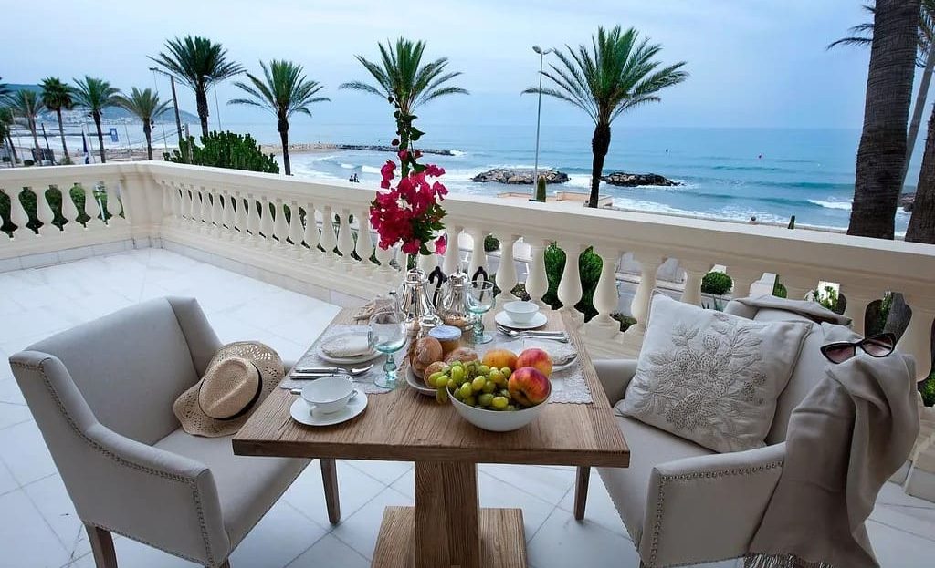Терраса с обеденной зоной и панорамным видом на Средиземное море