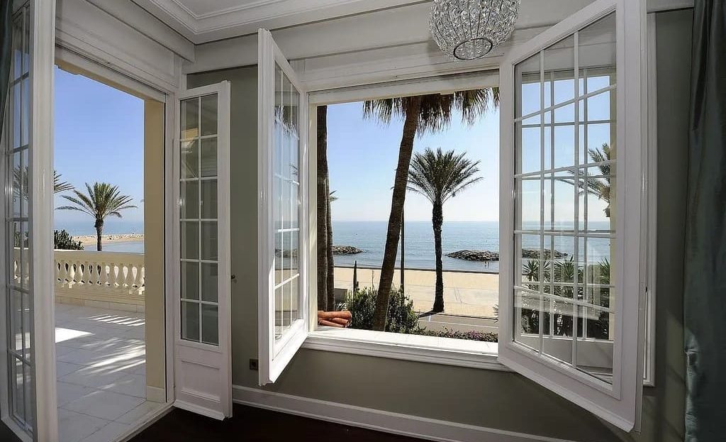 Окна с видом на море и пальмы на первой линии побережья