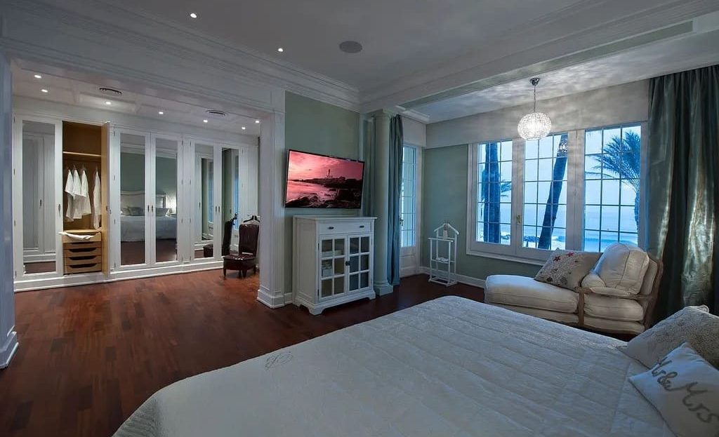 Спальня с видом на море и выходом на террасу