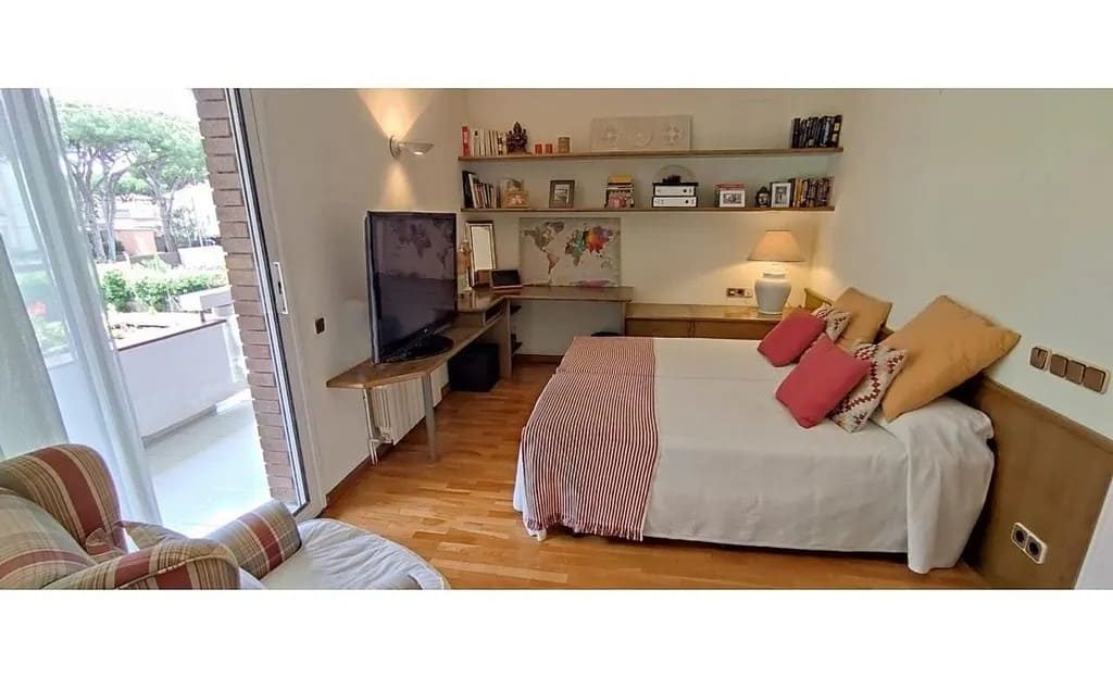 Спальня с выходом на террасу и зоной отдыха.