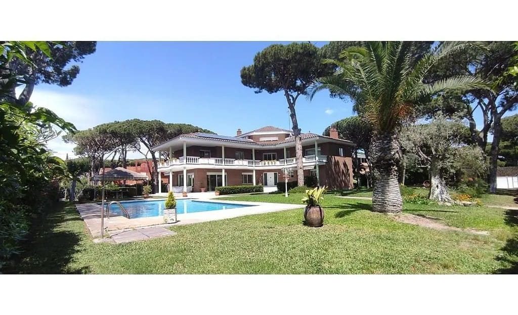 Общий вид виллы с частным бассейном и зелёной территорией.