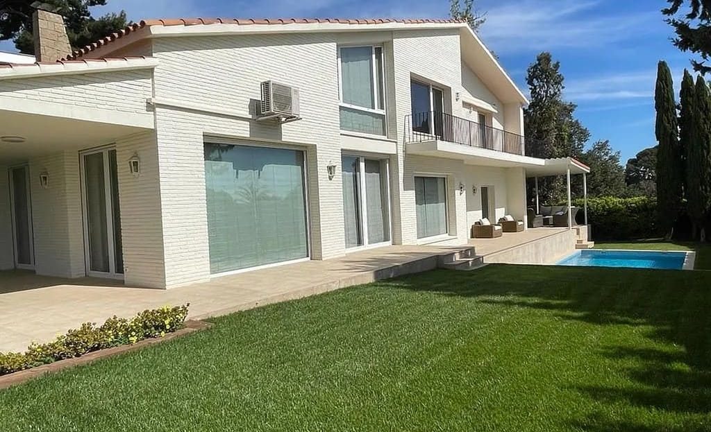 Современная вилла с бассейном и садом в Педральбесе