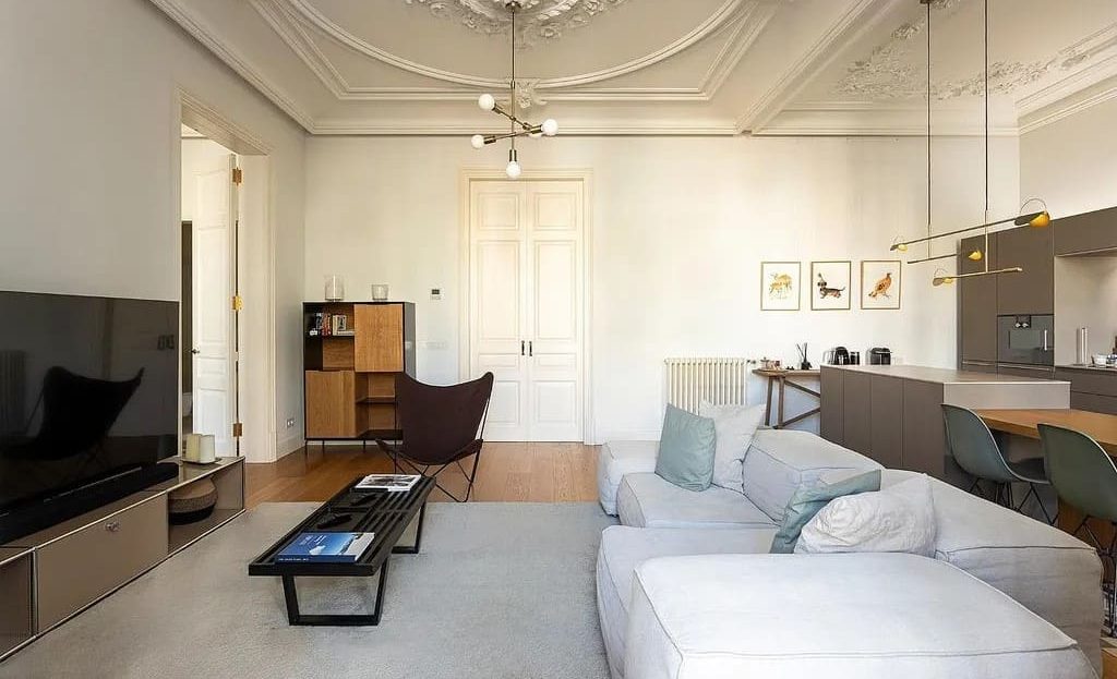 Элегантная гостиная с высокими потолками и модернистской лепниной