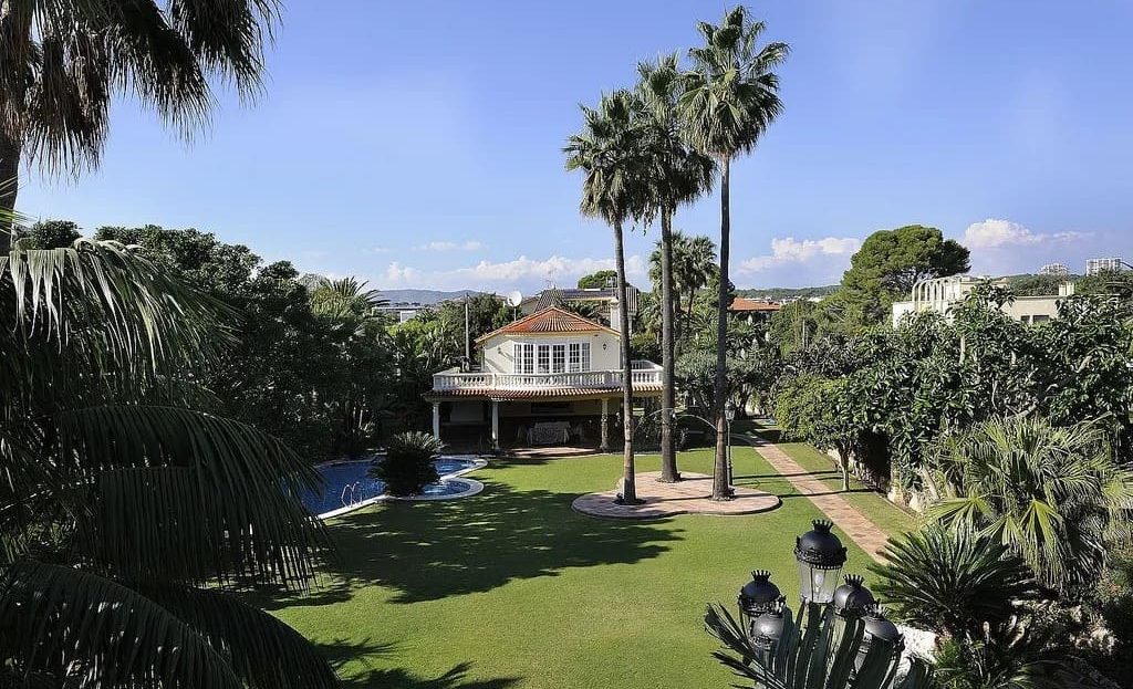 Ландшафтный сад с пальмами и видом на главную резиденцию