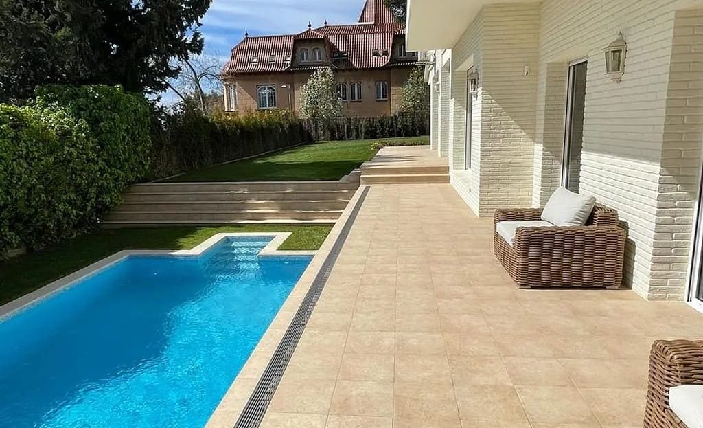 Частный бассейн и терраса виллы в Педральбесе