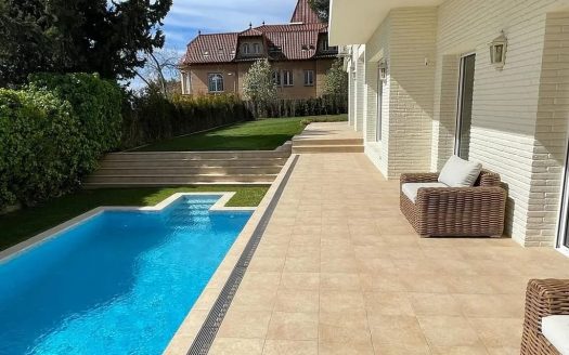 Частный бассейн и терраса виллы в Педральбесе