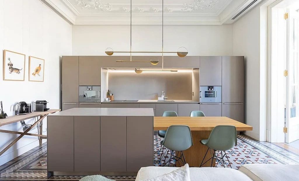 Гостиная-столовая с дизайнерской кухней и гидравлической плиткой