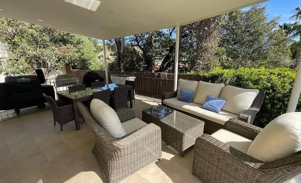 Крытая терраса с зоной отдыха и видом на сад