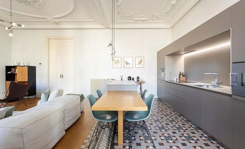 Обеденная зона с кухней и оригинальными модернистскими полами