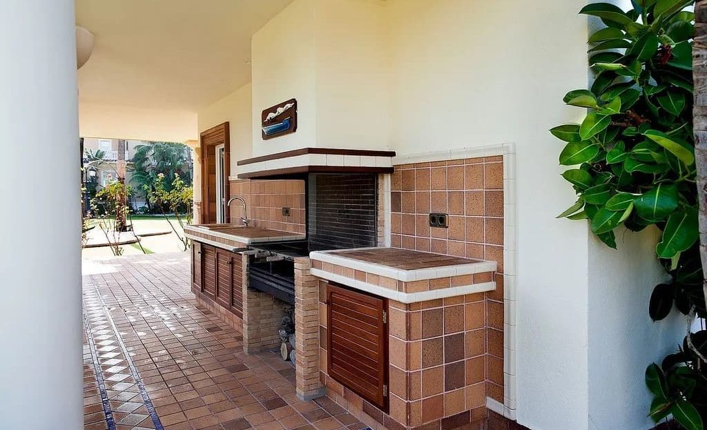 Зона барбекю на открытой террасе виллы