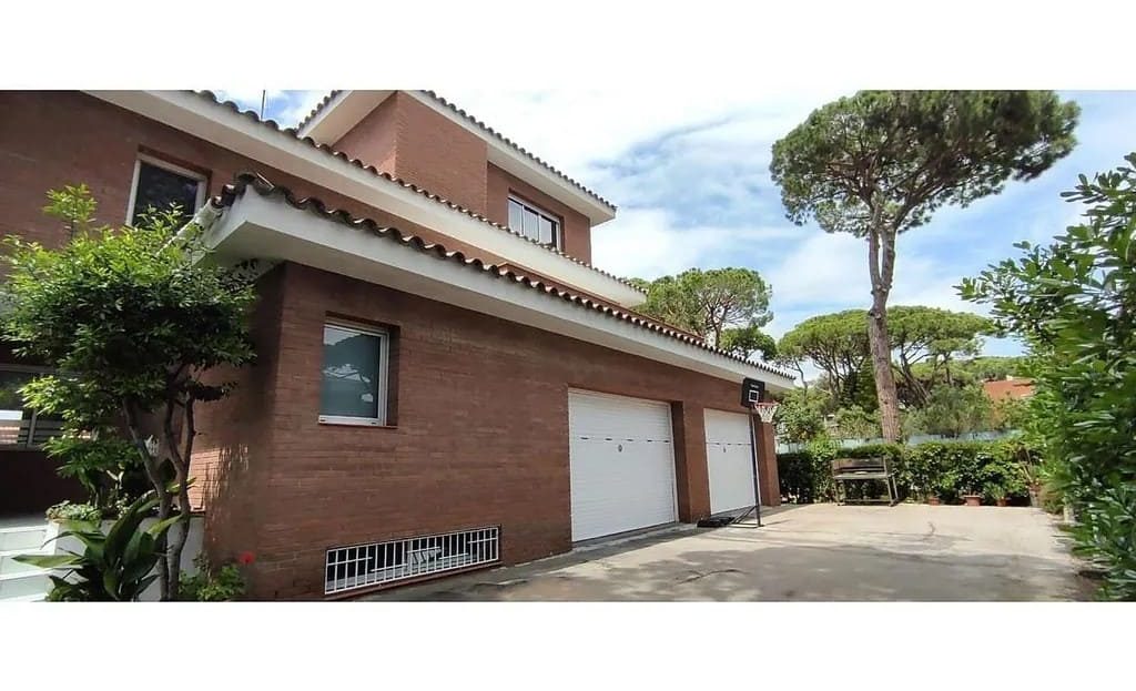 Фасад виллы с гаражом на несколько автомобилей.