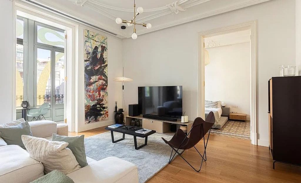 Светлая гостиная с большими окнами и классическим интерьером