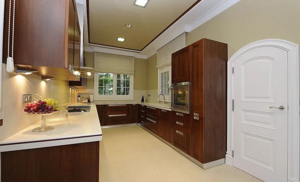 Современная кухня с встроенной техникой и качественной отделкой