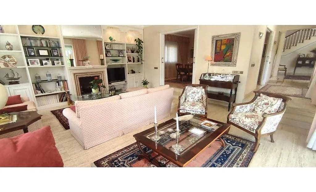 Просторная гостиная с классическим интерьером и зоной отдыха.