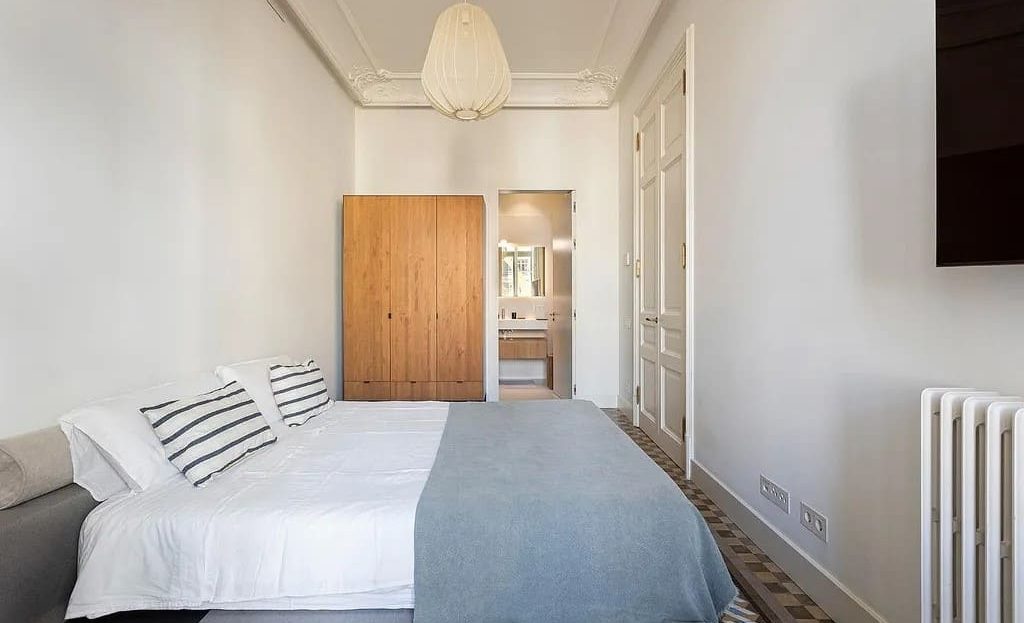 Спальня с высокими потолками и отреставрированной лепниной