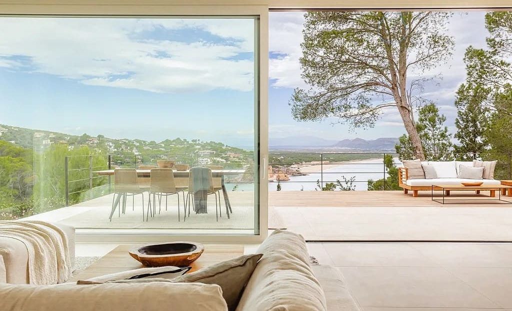 Гостиная с выходом на террасу и панорамным видом на море.