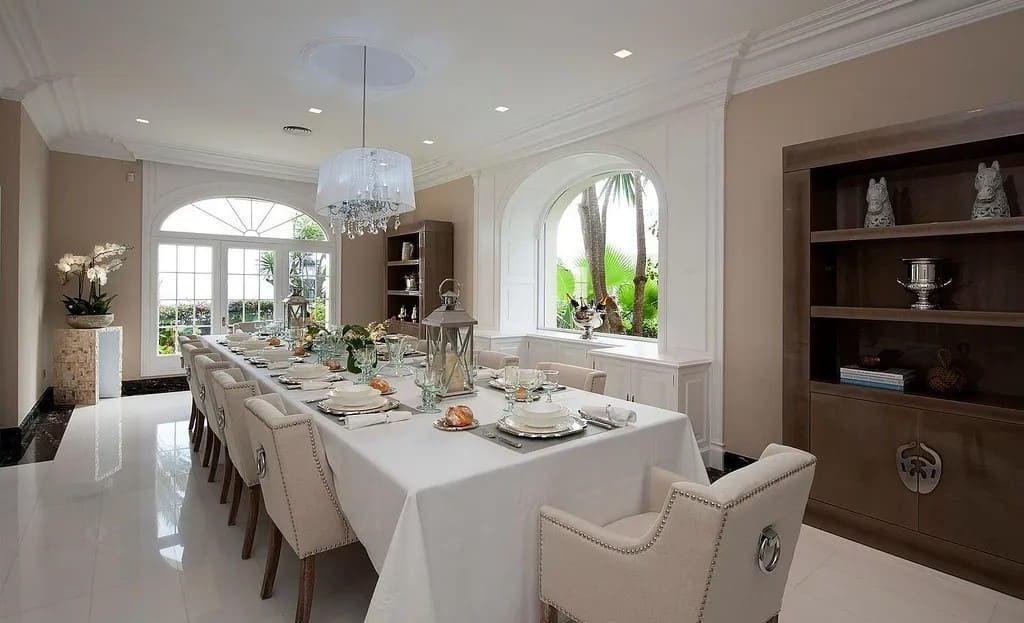 Парадная столовая с сервировкой и элегантным интерьером
