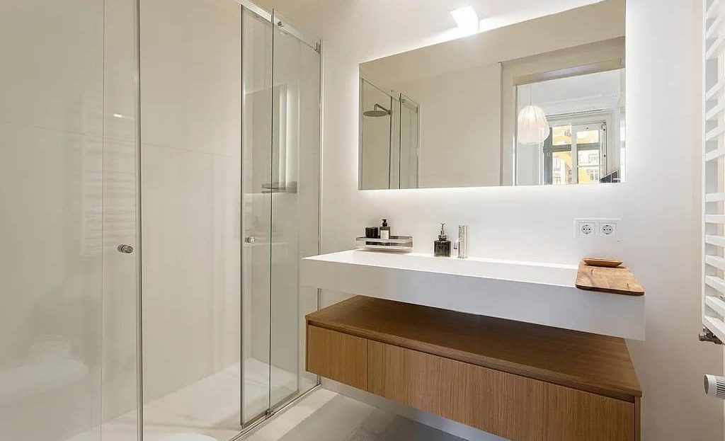 Современная ванная комната с душем и премиальной отделкой