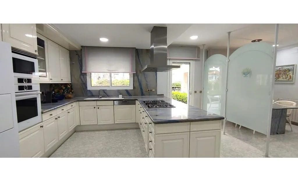 Полностью оборудованная кухня с обеденной зоной.