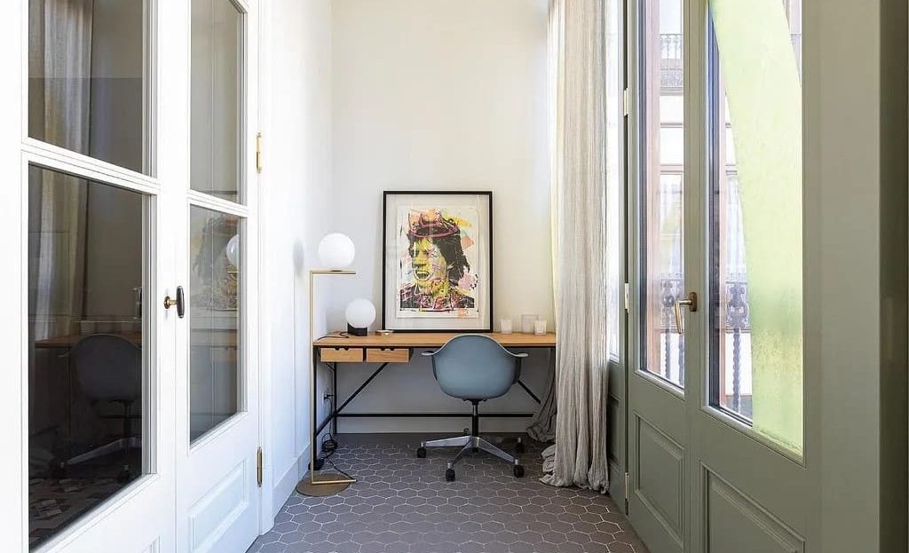 Закрытая галерея с рабочей зоной и естественным освещением