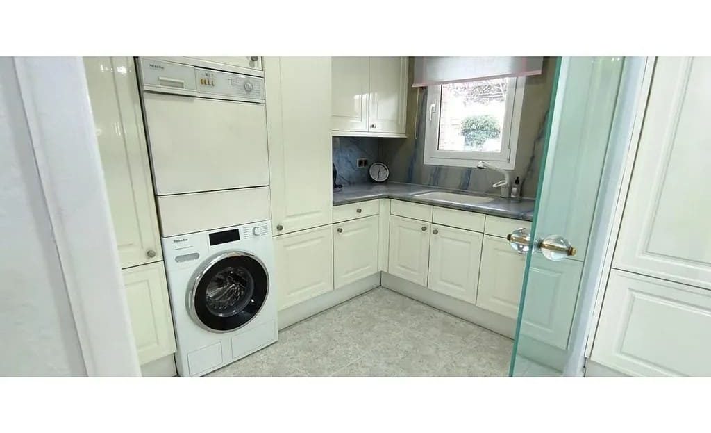 Подсобное помещение с прачечной и встроенной техникой.