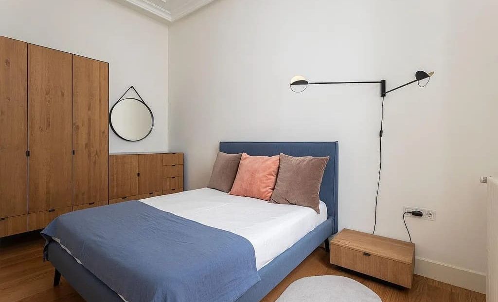 Вторая спальня с двуспальной кроватью и встроенными шкафами