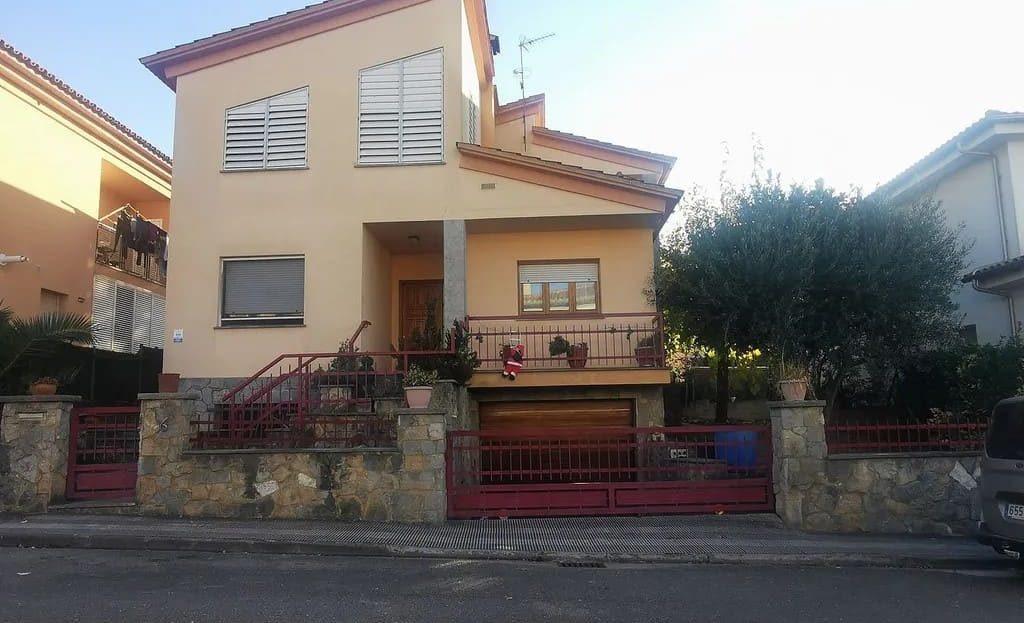 Фасад двухэтажного дома на тихой улице Жироны