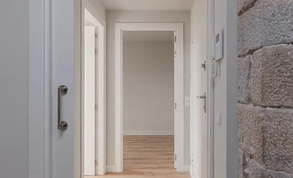 Коридор с исторической каменной стеной и современной отделкой