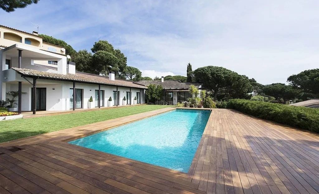 Бассейн с террасой и видом на сад