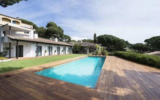 Бассейн с террасой и видом на сад