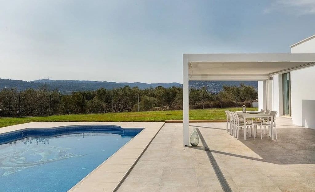 Современная вилла с бассейном и просторной террасой