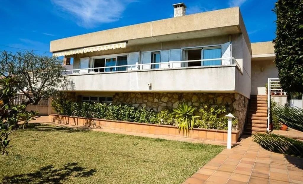 Фасад отдельного дома с садом в районе Мас-Мел — Белламар.