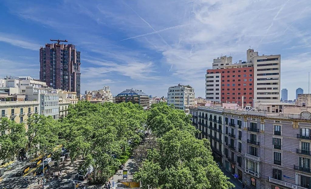 Панорамный вид на центр Барселоны с террасы пентхауса в Эшампле