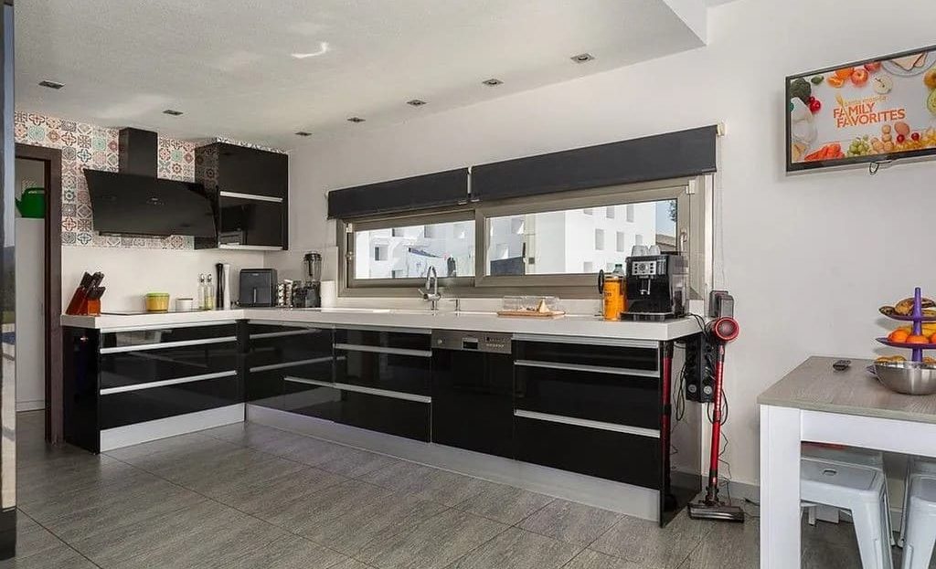 Кухня открытой планировки в современном стиле