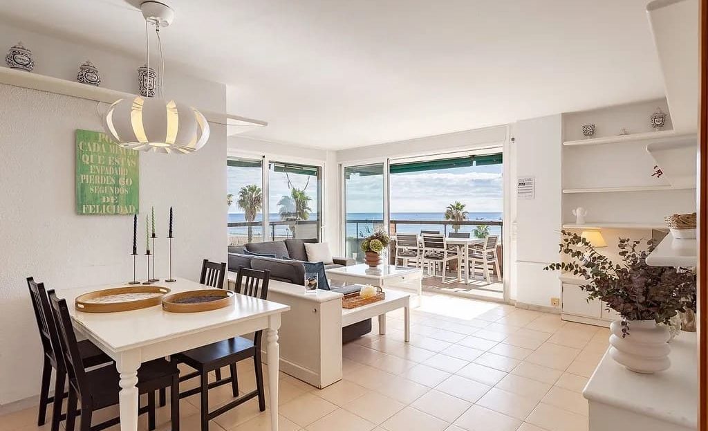 Гостиная-столовая с панорамным видом на море