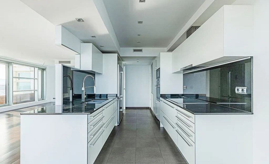 Современная кухня пентхауса с встроенной техникой и островом