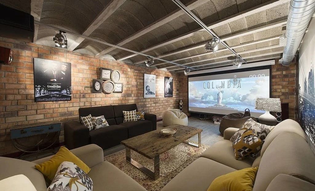 Домашний кинотеатр в подвальном этаже