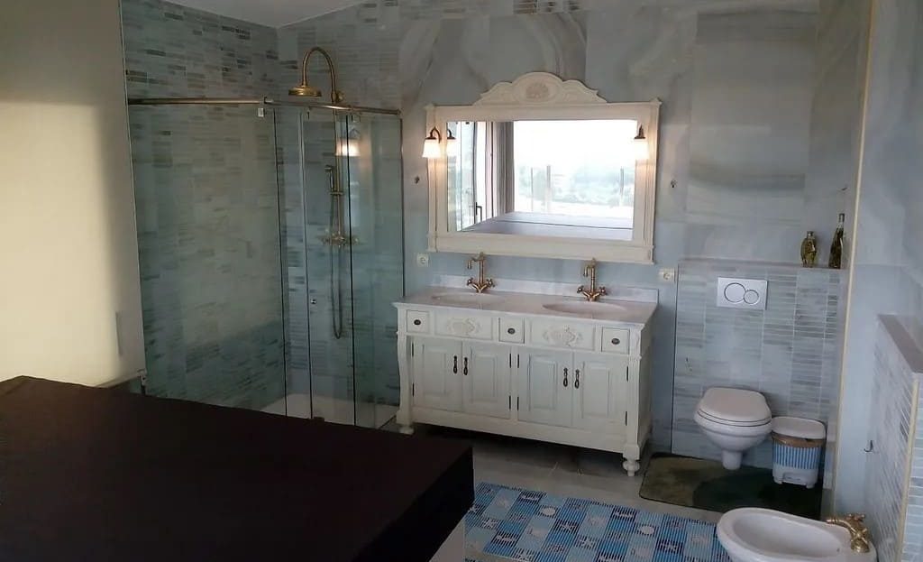 Просторная ванная комната с душевой кабиной