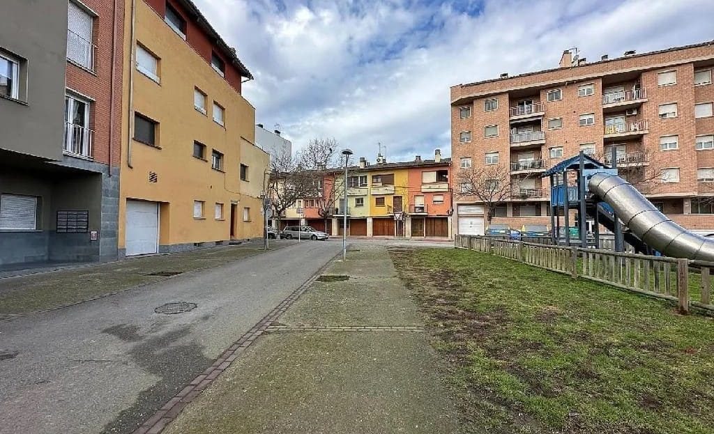 Дворовая зона рядом с жилыми домами и площадкой.