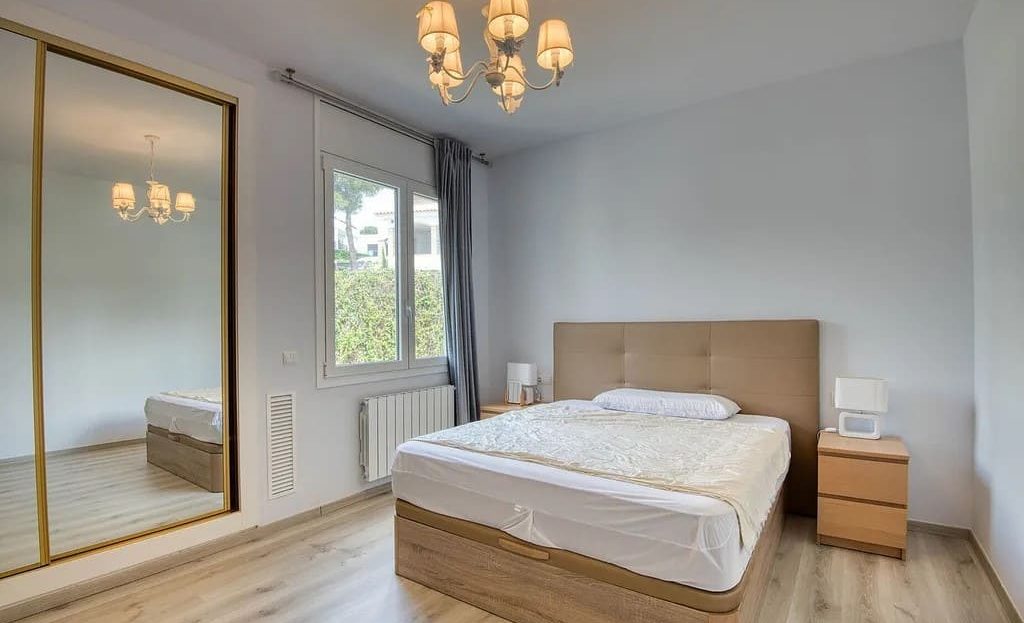 Спальня с большим окном и встроенным шкафом